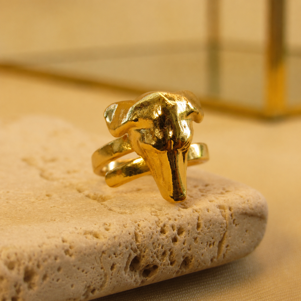 Anillo con silueta de perro salchicha en bronce con baño de oro de 24K de Polen wear