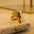 Anillo con silueta de perro salchicha en bronce con baño de oro de 24K de Polen wear