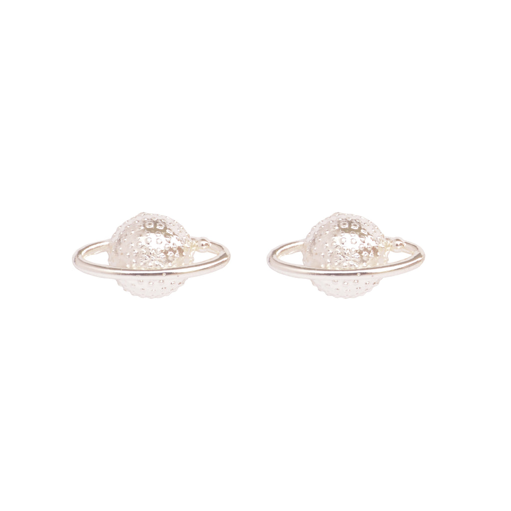 Aretes tipo topo en forma del planeta Saturno con acabado plateado en baño de plata ley 925.