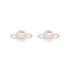 Aretes tipo topo en forma del planeta Saturno con acabado plateado en baño de plata ley 925.