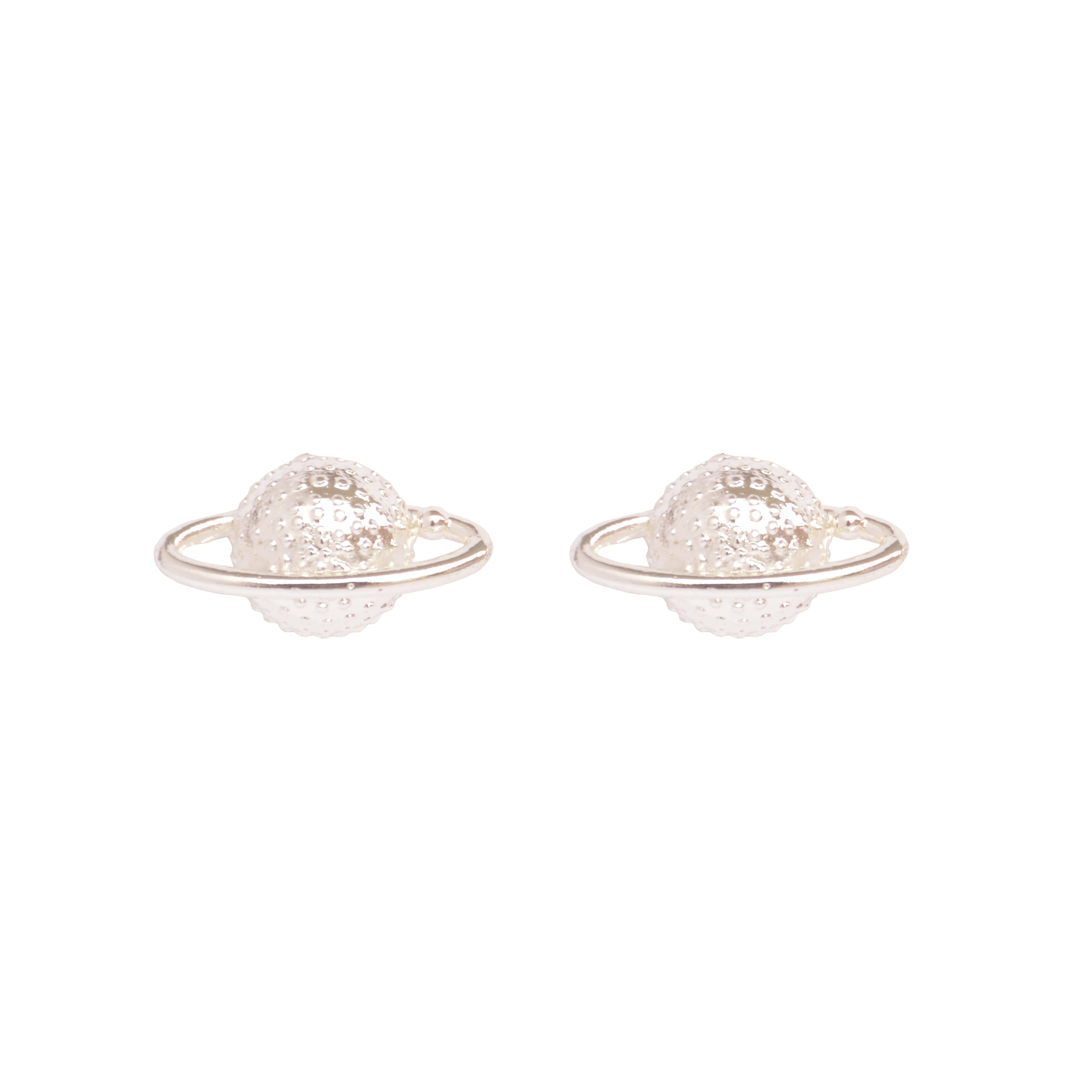 Aretes tipo topo en forma del planeta Saturno con acabado plateado en baño de plata ley 925.