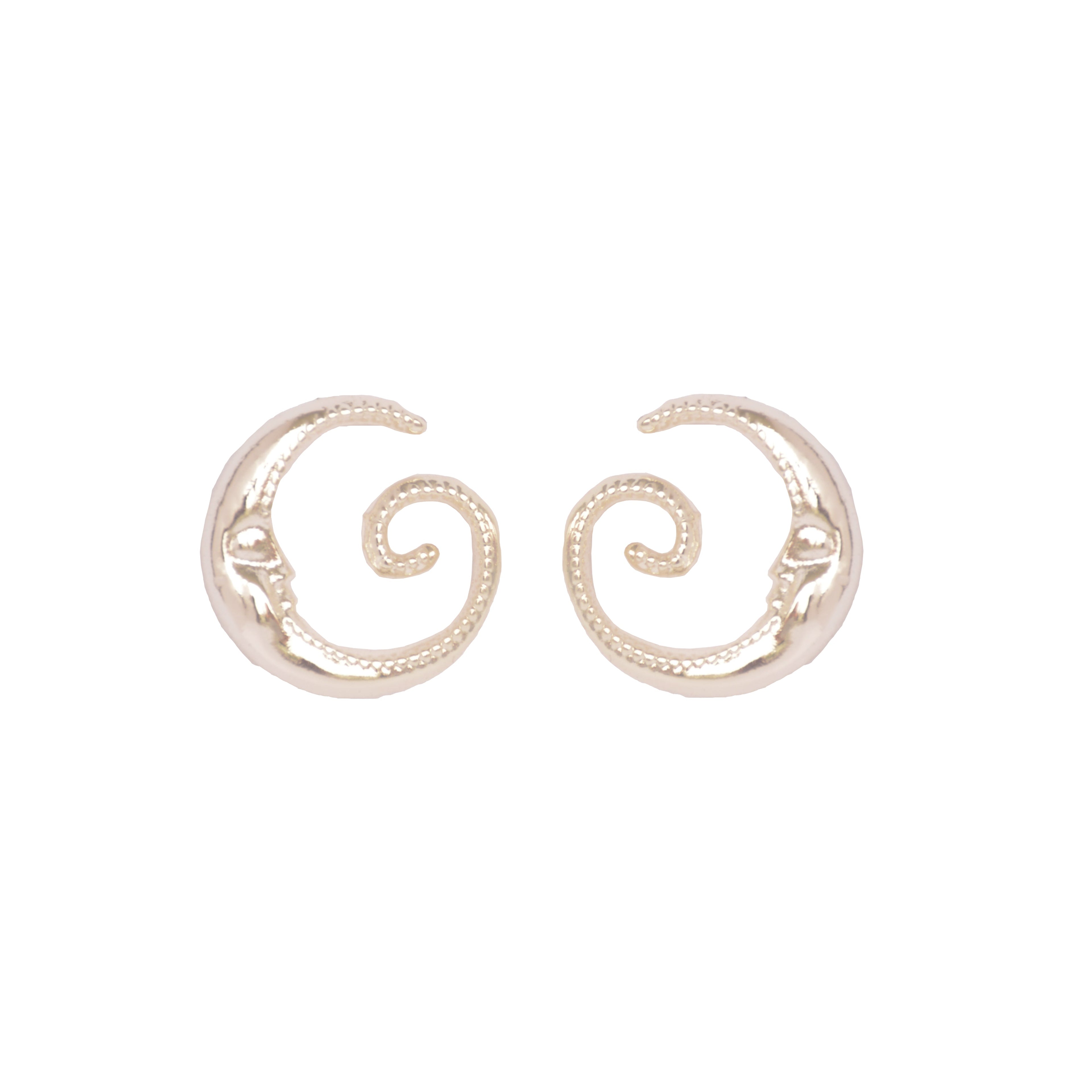 Aretes tipo topo  Mooncy con acabado plateado en baño de plata.