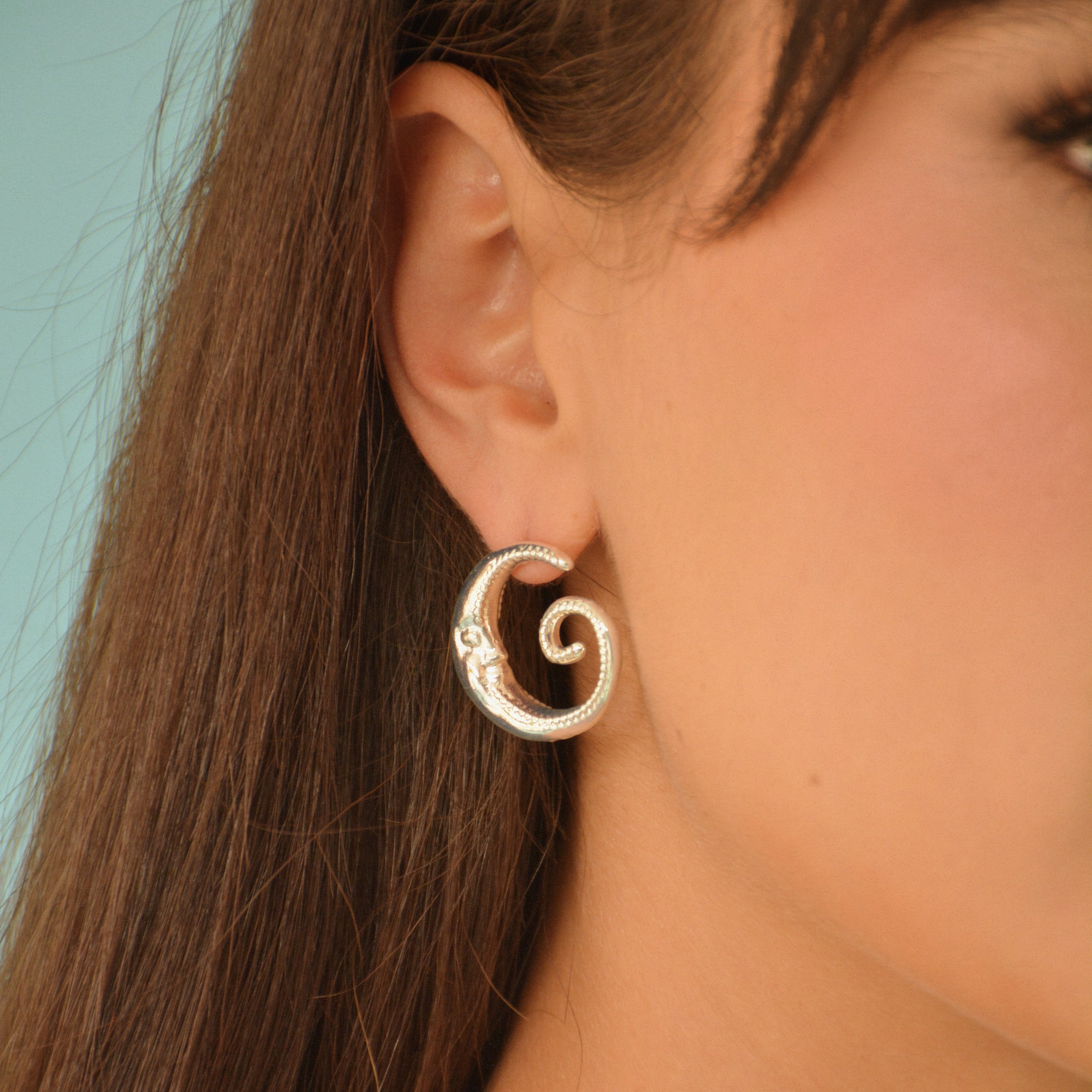 Aretes tipo topo  Mooncy con acabado plateado en baño de plata.