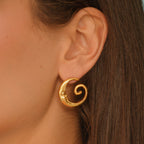 Aretes tipo topo Mooncy con acabado dorado en baño de oro de 24K.