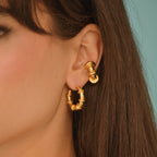 Detalle de candongas mini doradas Anillos de Saturno de Polen wear