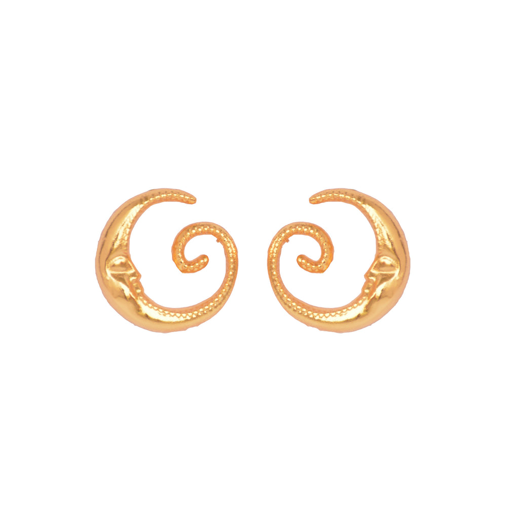 Aretes tipo topo Mooncy con acabado dorado en baño de oro de 24K.
