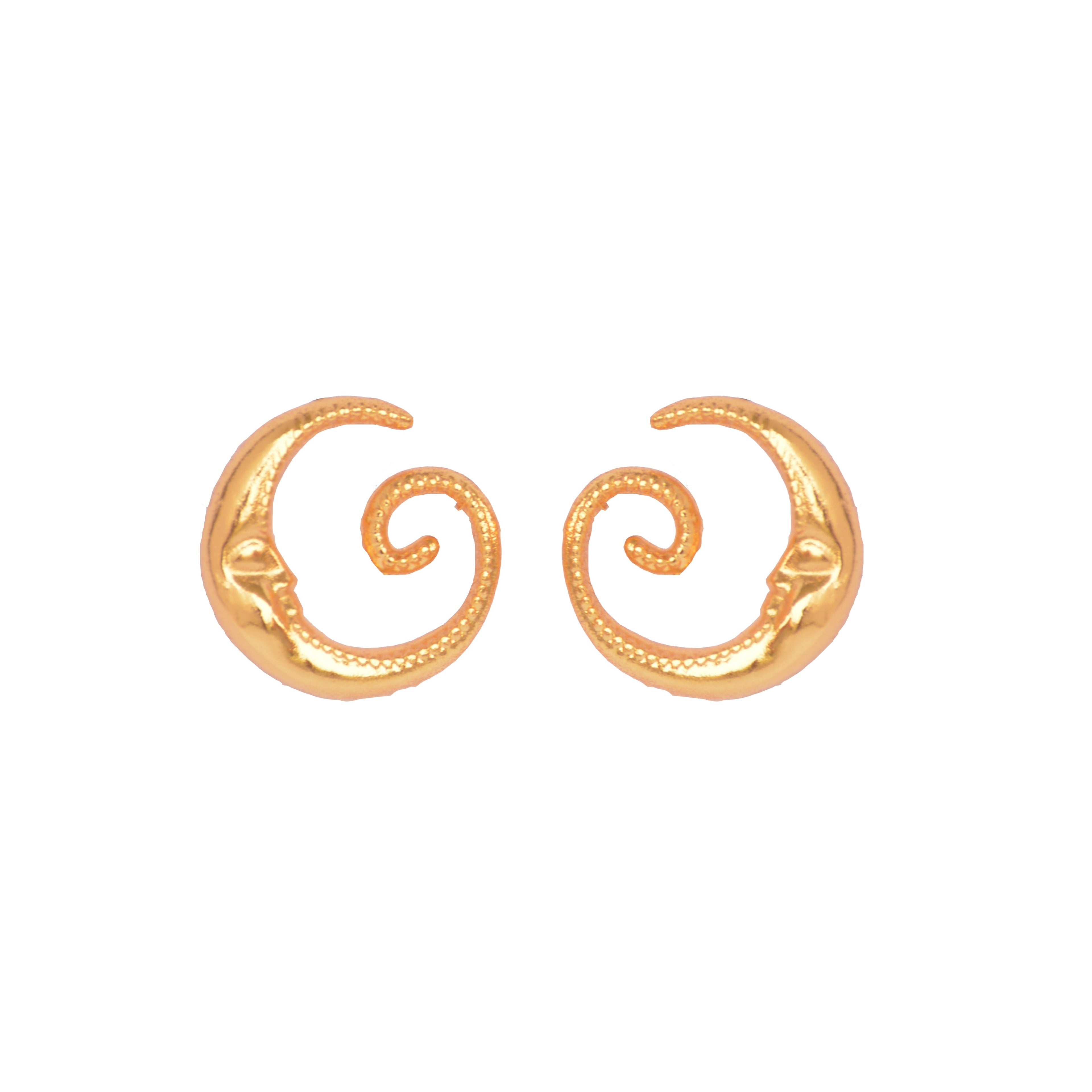 Aretes tipo topo Mooncy con acabado dorado en baño de oro de 24K.