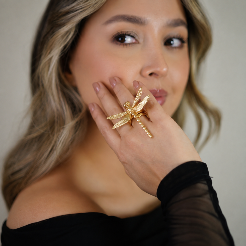 Anillo de gran formato con silueta de libélula grande en bronce con baño de oro de 24K de Polen wear