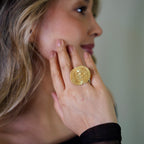 Anillo con motivo de círculo entorchado en bronce con baño de oro de 24K de Polen wear