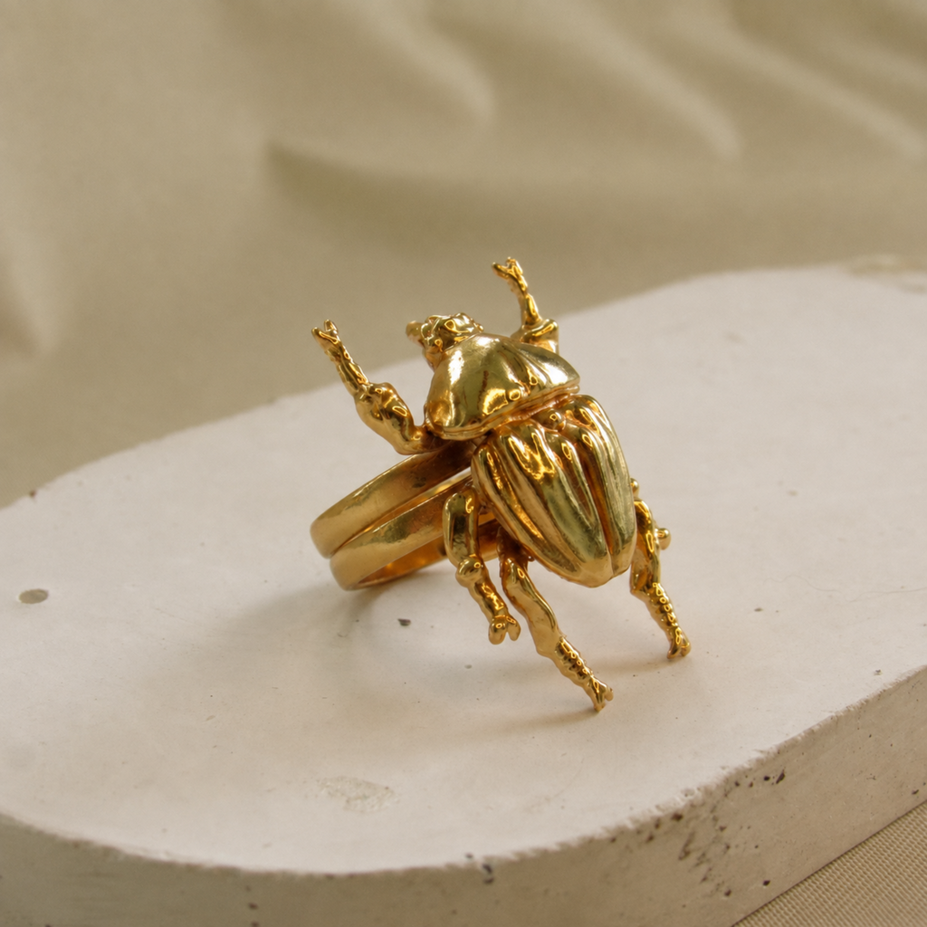 Anillo con figura central de escarabajo en bronce con baño de oro de 24K de Polen wear