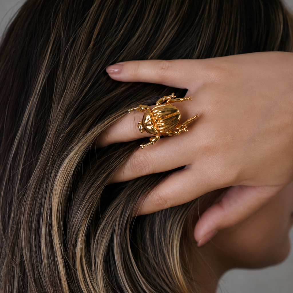 Anillo con figura central de escarabajo en bronce con baño de oro de 24K de Polen wear