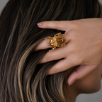 Anillo con figura central de escarabajo en bronce con baño de oro de 24K de Polen wear