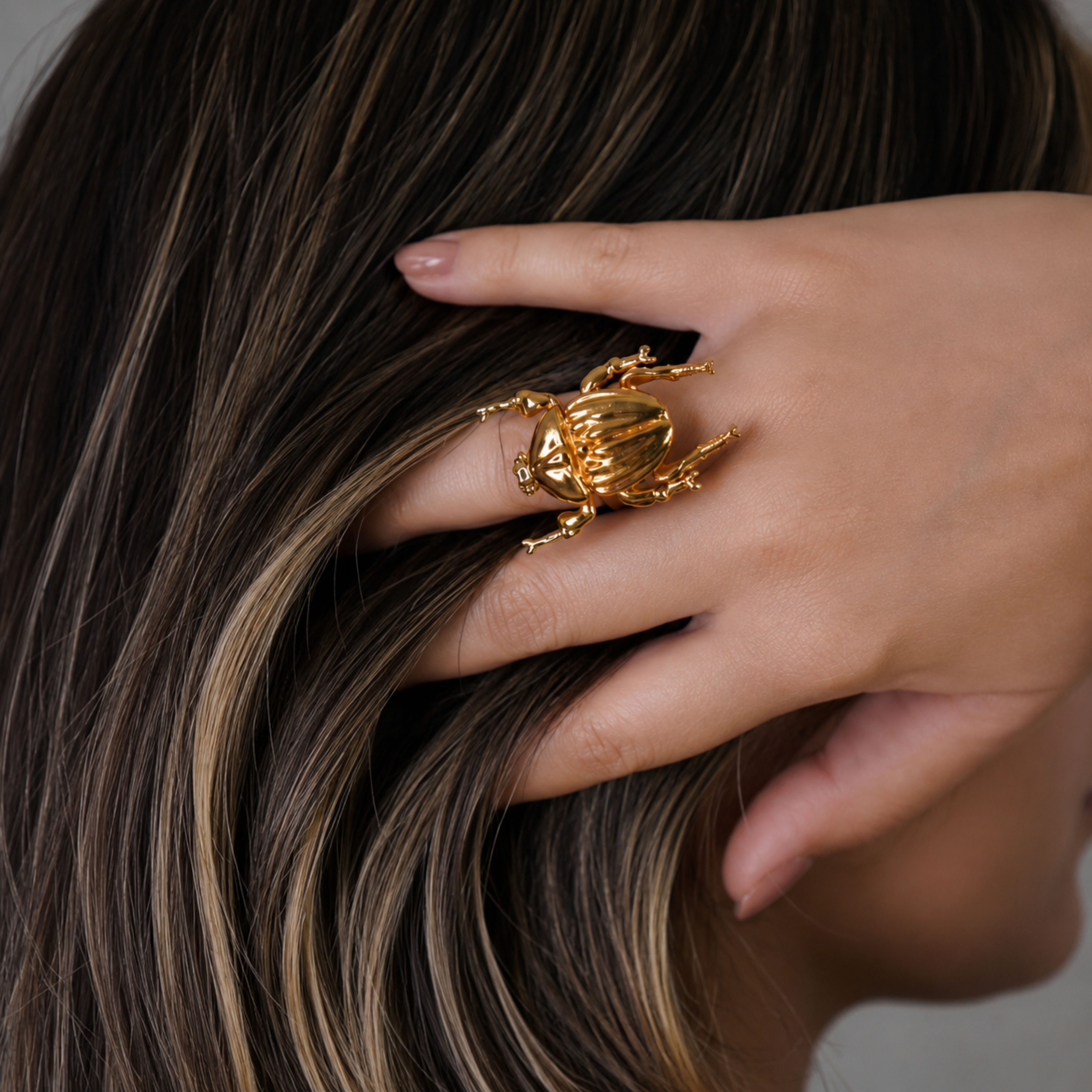 Anillo con figura central de escarabajo en bronce con baño de oro de 24K de Polen wear