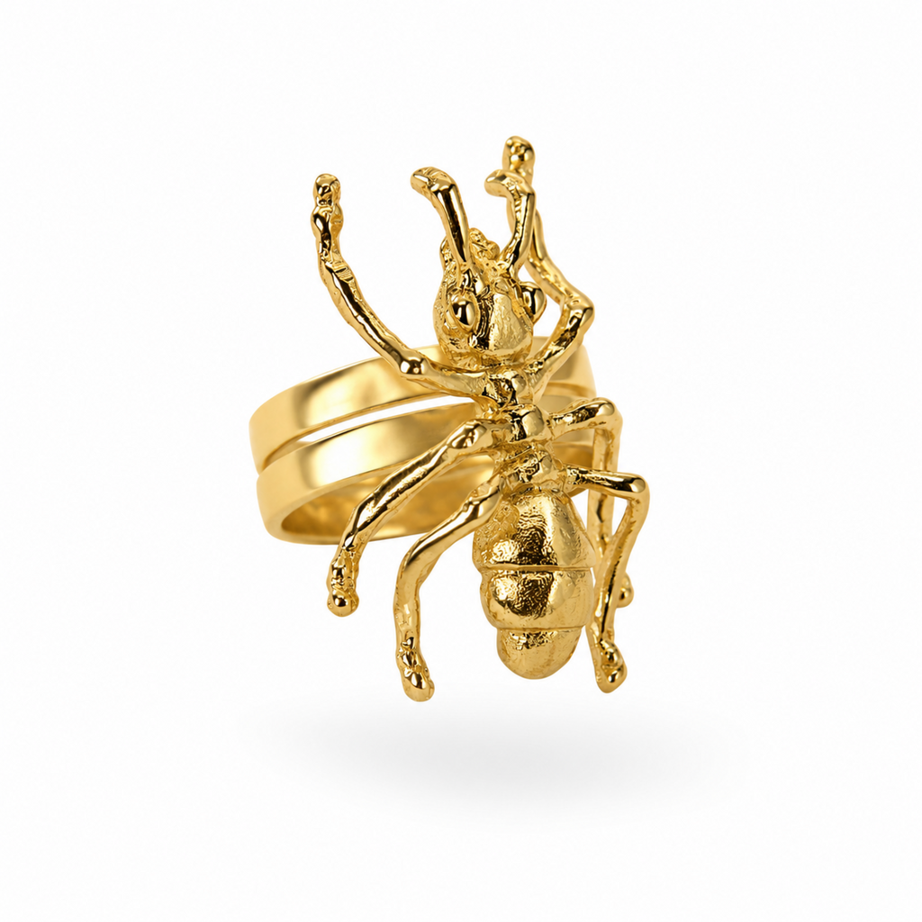 Anillo delgado con figura de hormiga mini en bronce con baño de oro de 24K de Polen wear