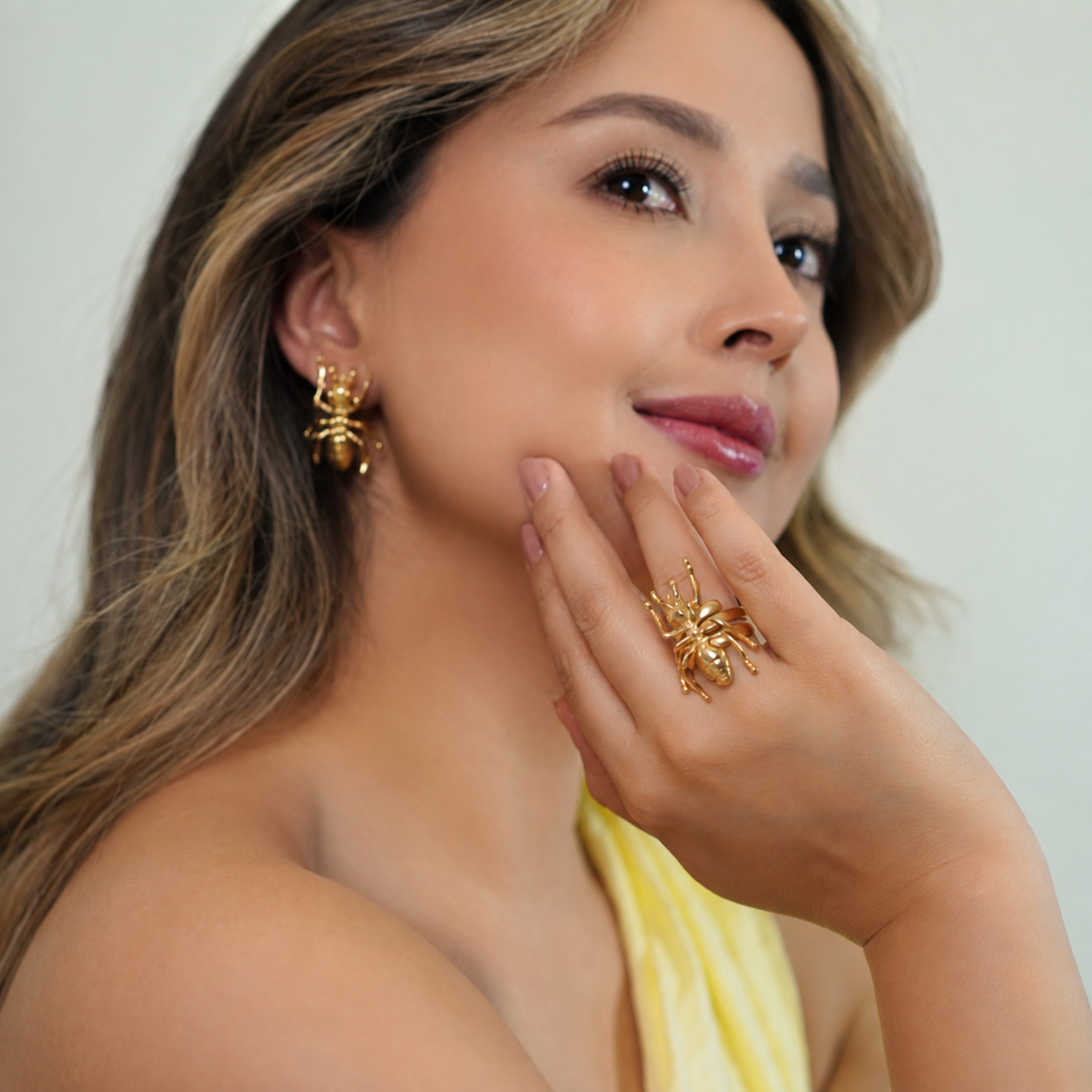 Anillo delgado con figura de hormiga mini en bronce con baño de oro de 24K de Polen wear