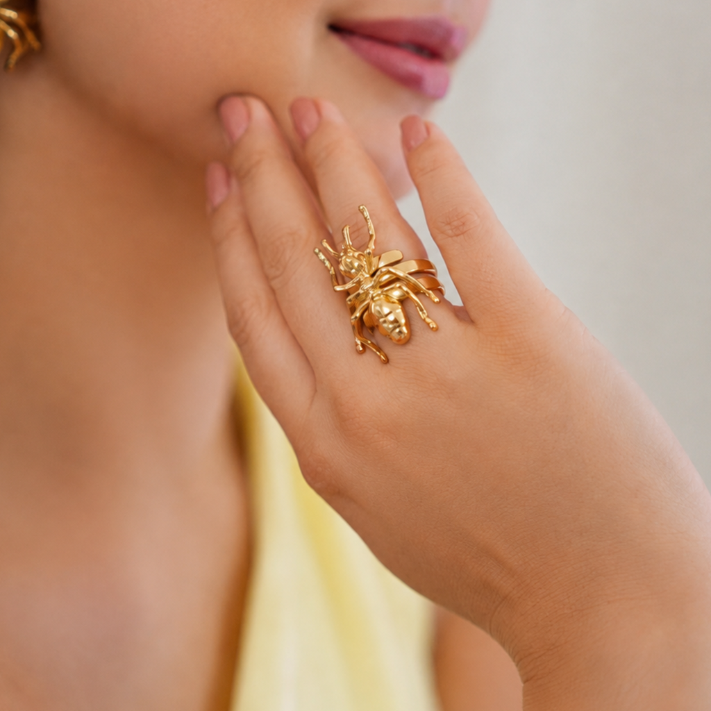 Anillo delgado con figura de hormiga mini en bronce con baño de oro de 24K de Polen wear