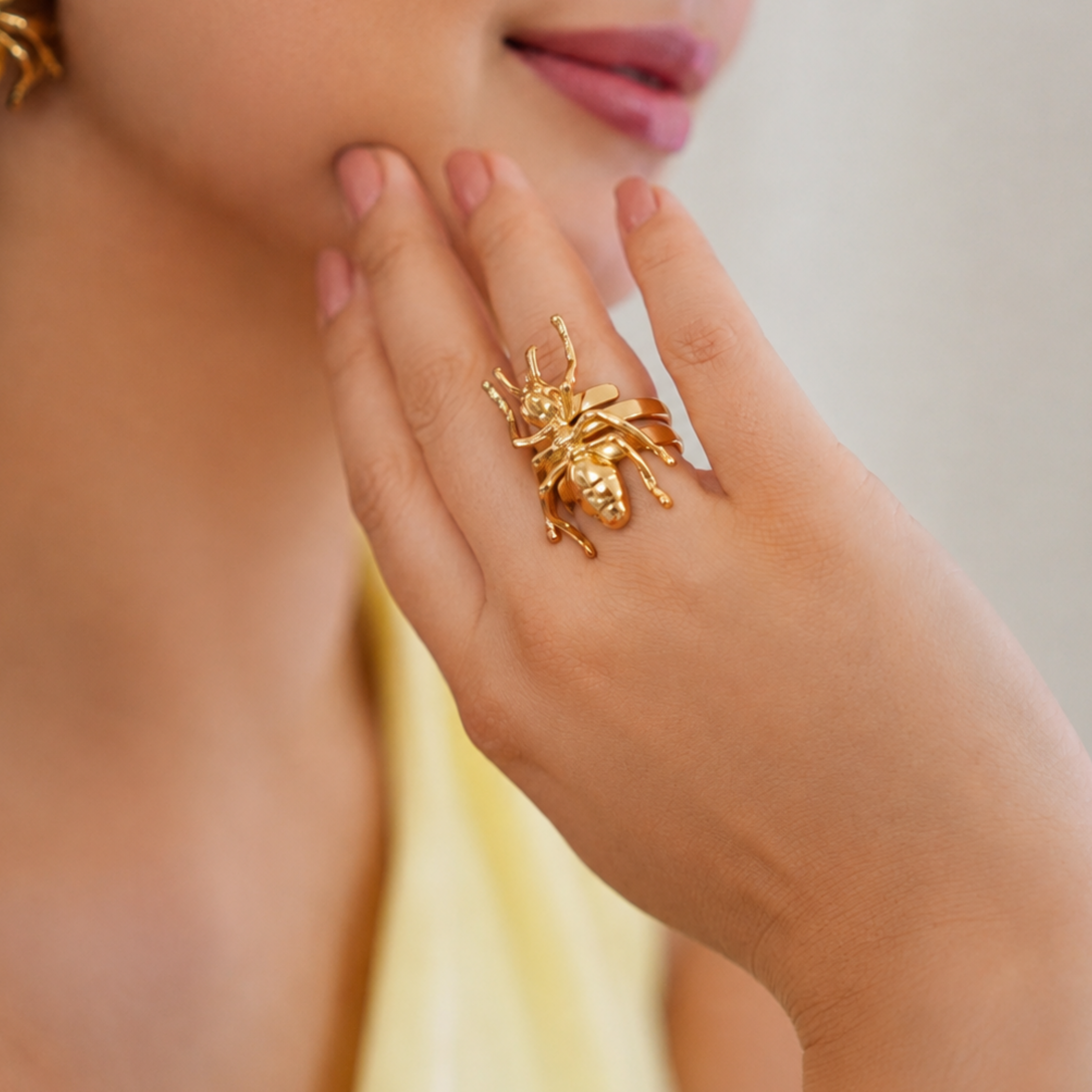 Anillo delgado con figura de hormiga mini en bronce con baño de oro de 24K de Polen wear