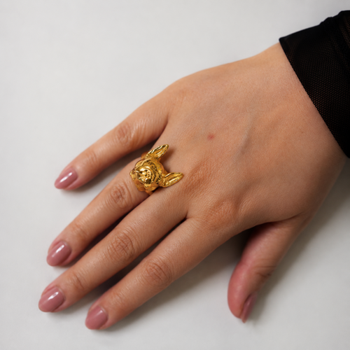 Anillo con diseño detallado de bulldog francés en bronce con baño de oro de 24K de Polen wear