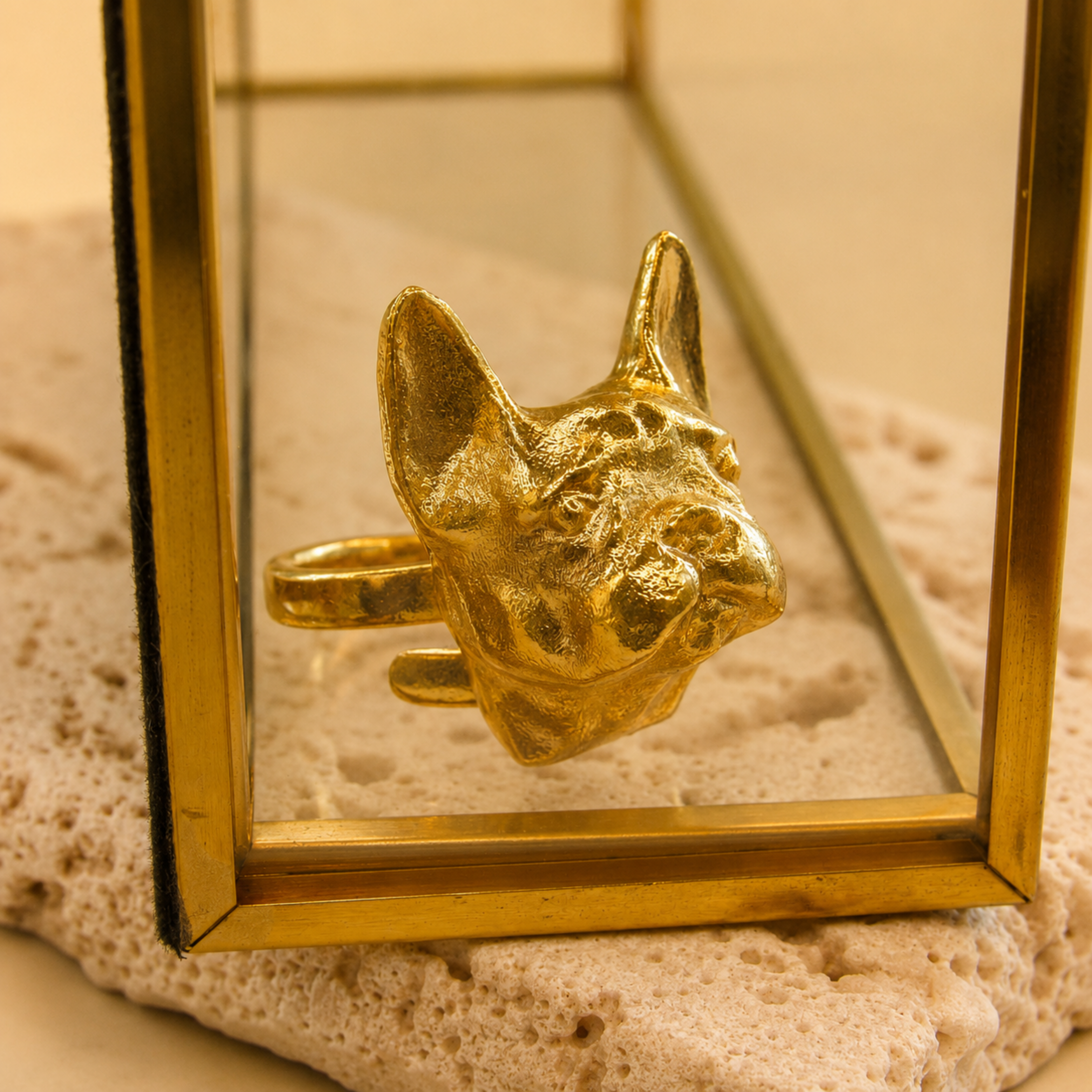 Anillo con diseño detallado de bulldog francés en bronce con baño de oro de 24K de Polen wear