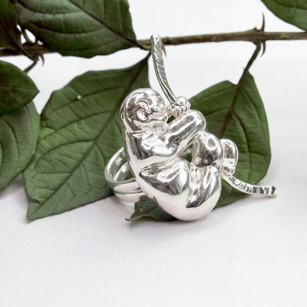 Anillo en forma de perezoso en su rama en bronce con baño de plata ley 925 de Polen wear