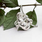 Anillo en forma de perezoso en su rama en bronce con baño de plata ley 925 de Polen wear