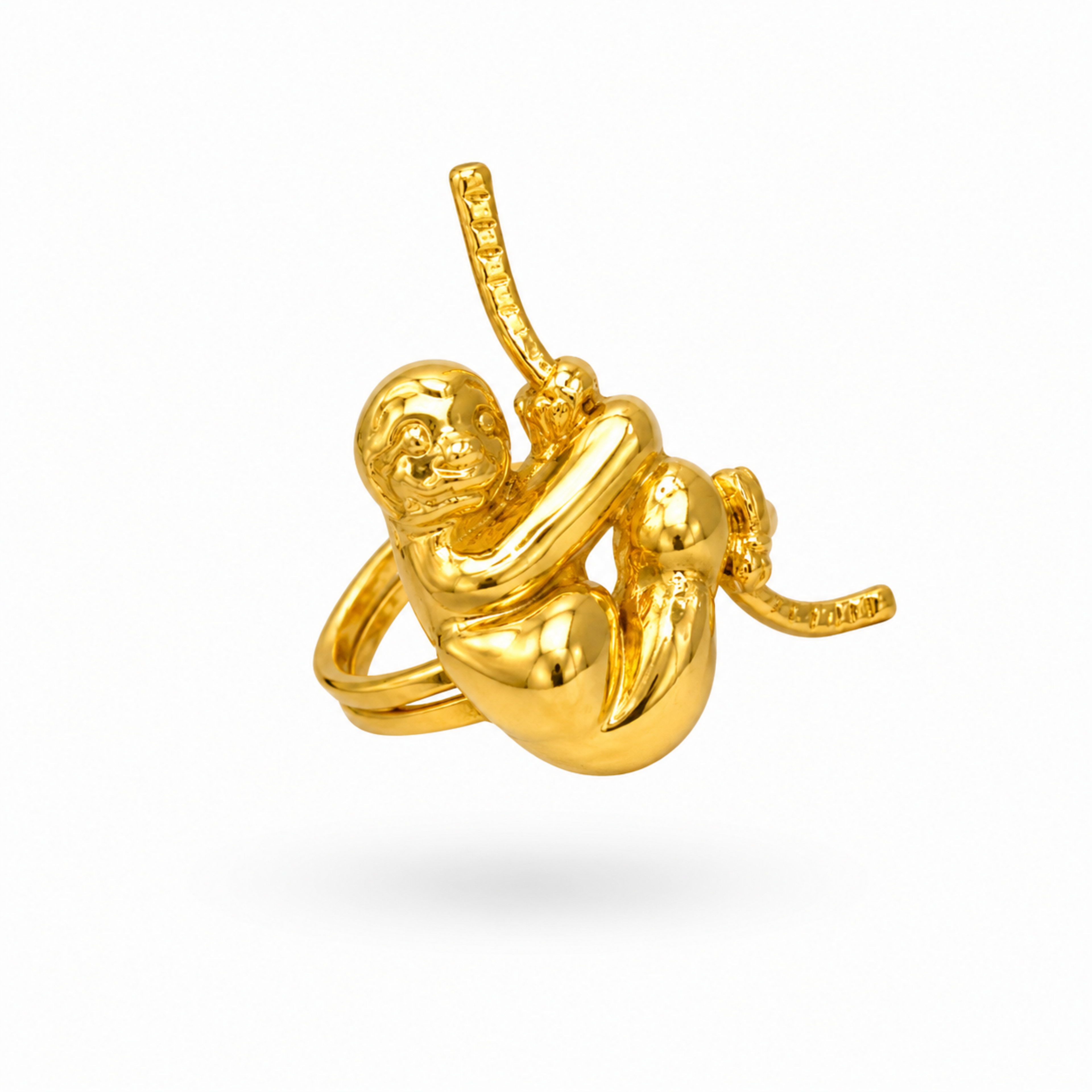 Anillo en forma de perezoso en su rama en bronce con baño de oro 24K de Polen wear