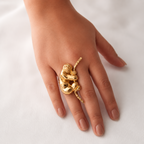 Anillo en forma de perezoso en su rama en bronce con baño de oro 24K de Polen wear