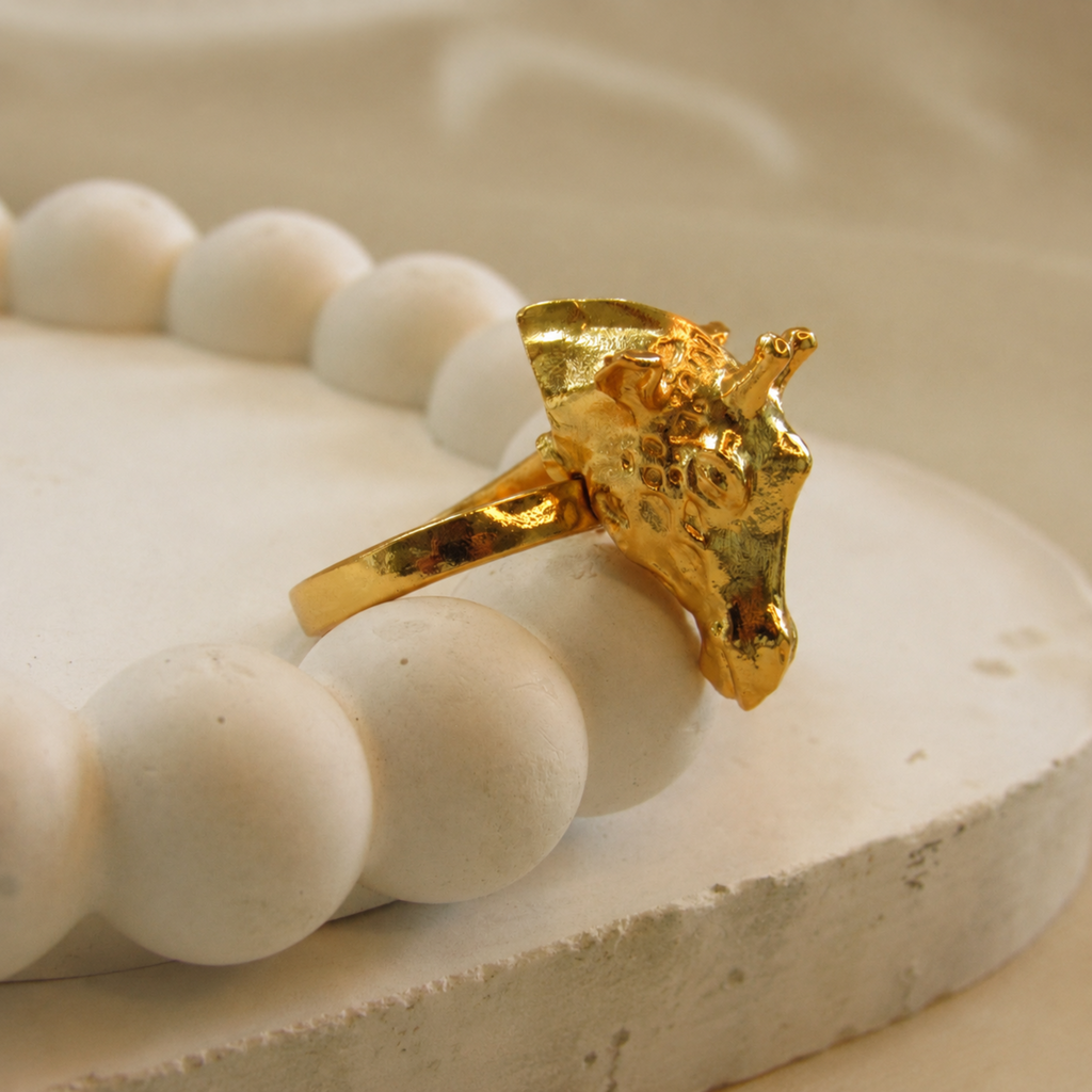Anillo con silueta de jirafa en bronce con baño de oro de 24K de Polen wear