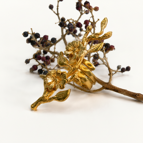 Anillo maximalista de flor en rama con diseño orgánico en bronce con baño de oro de 24K de Polen wear.