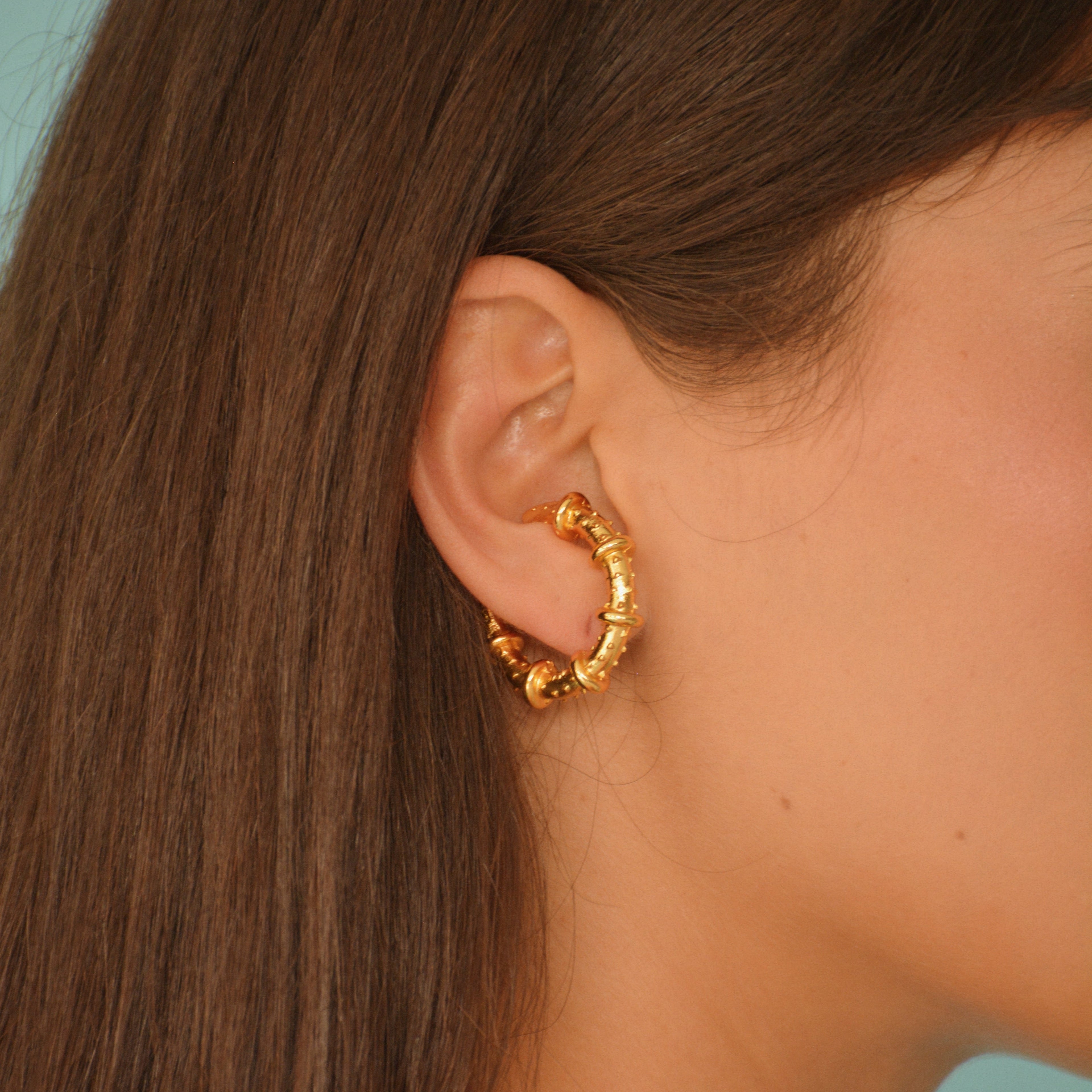 Earcuff maximalista a presión en bronce con baño de oro de 24K.