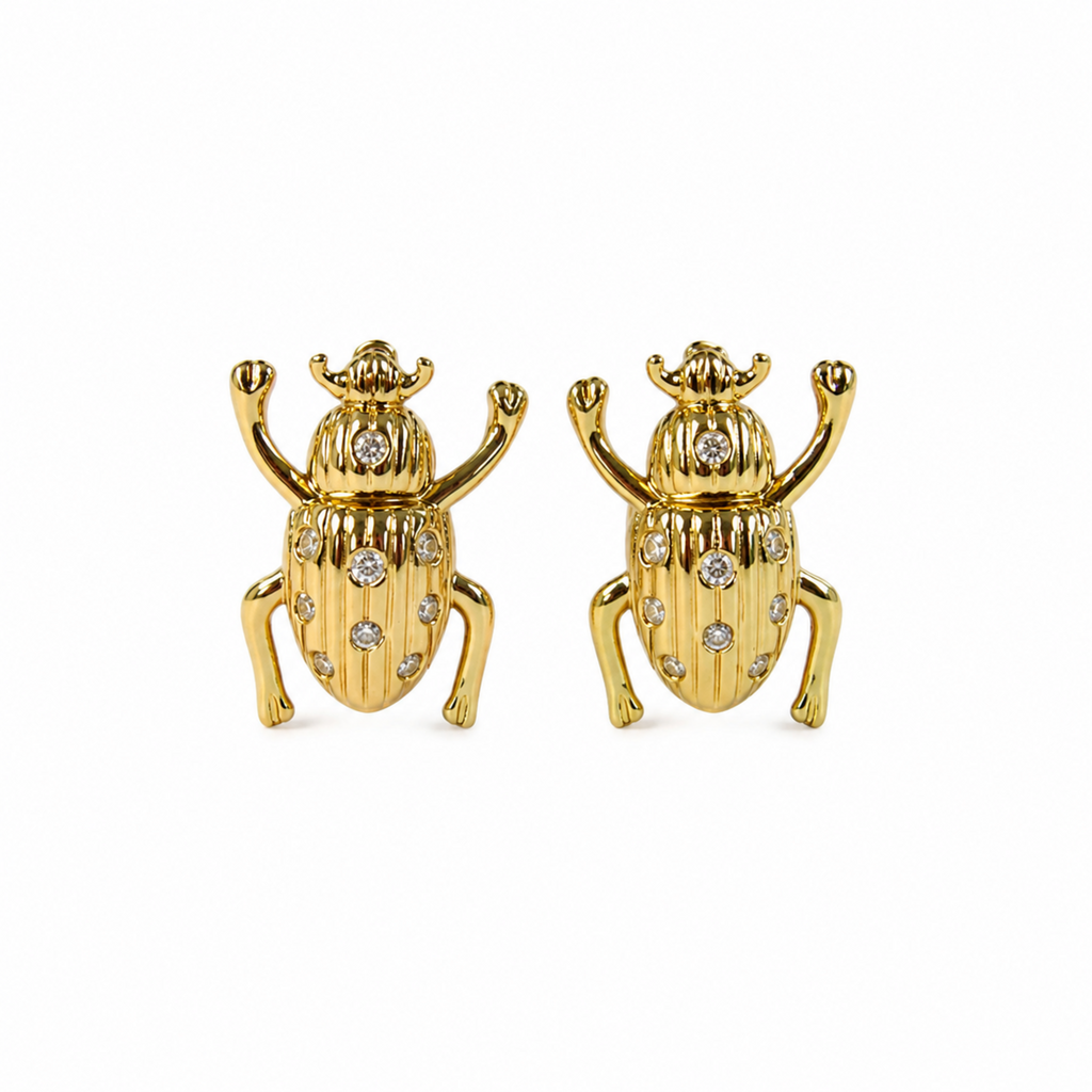 Candongas de Covergold con dijes de escarabajo e incrustaciones de circones plateados de Polen wear