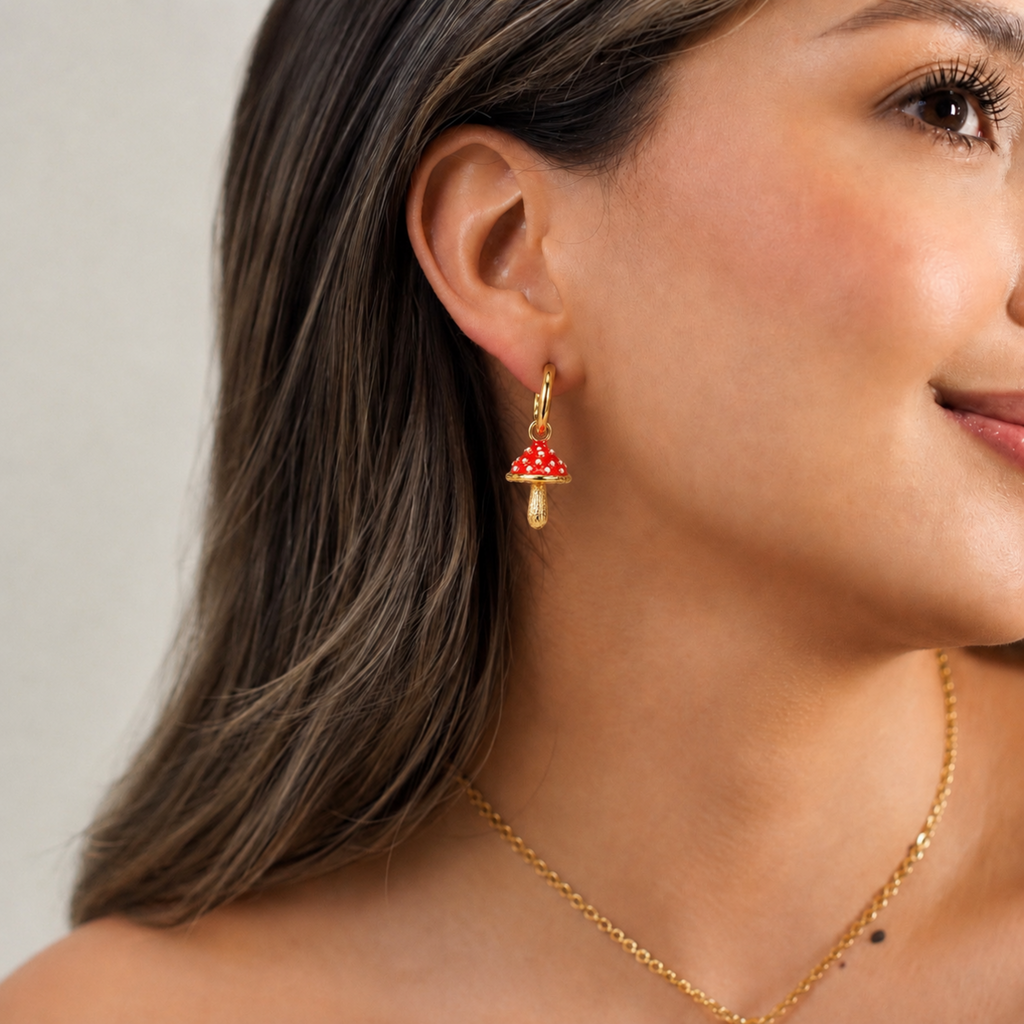Candonga de bronce con baño de oro de 24K y dije de hongo esmaltado en rojo de Polen wear
