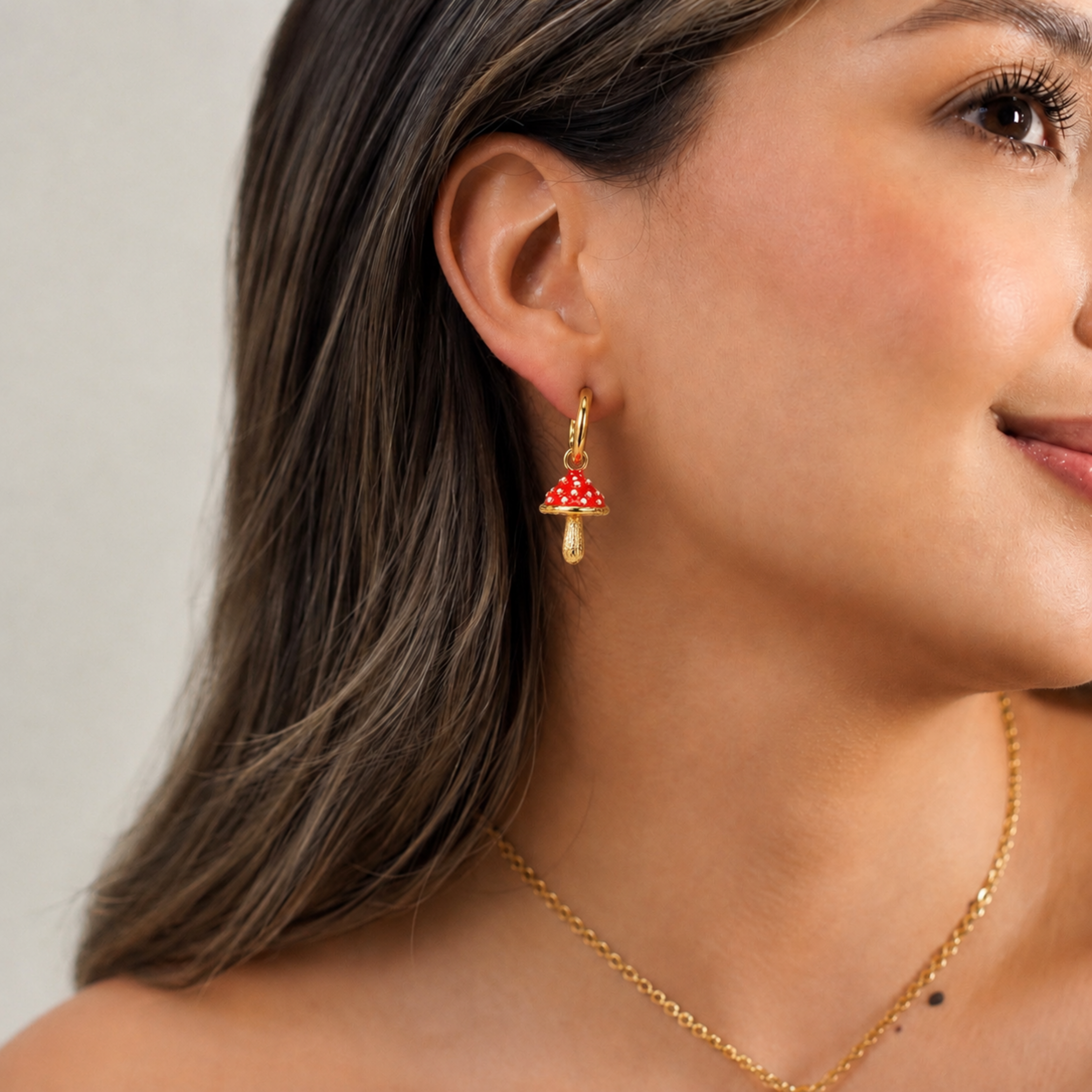 Candonga de bronce con baño de oro de 24K y dije de hongo esmaltado en rojo de Polen wear