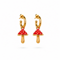 Candonga de bronce con baño de oro de 24K y dije de hongo esmaltado en rojo de Polen wear