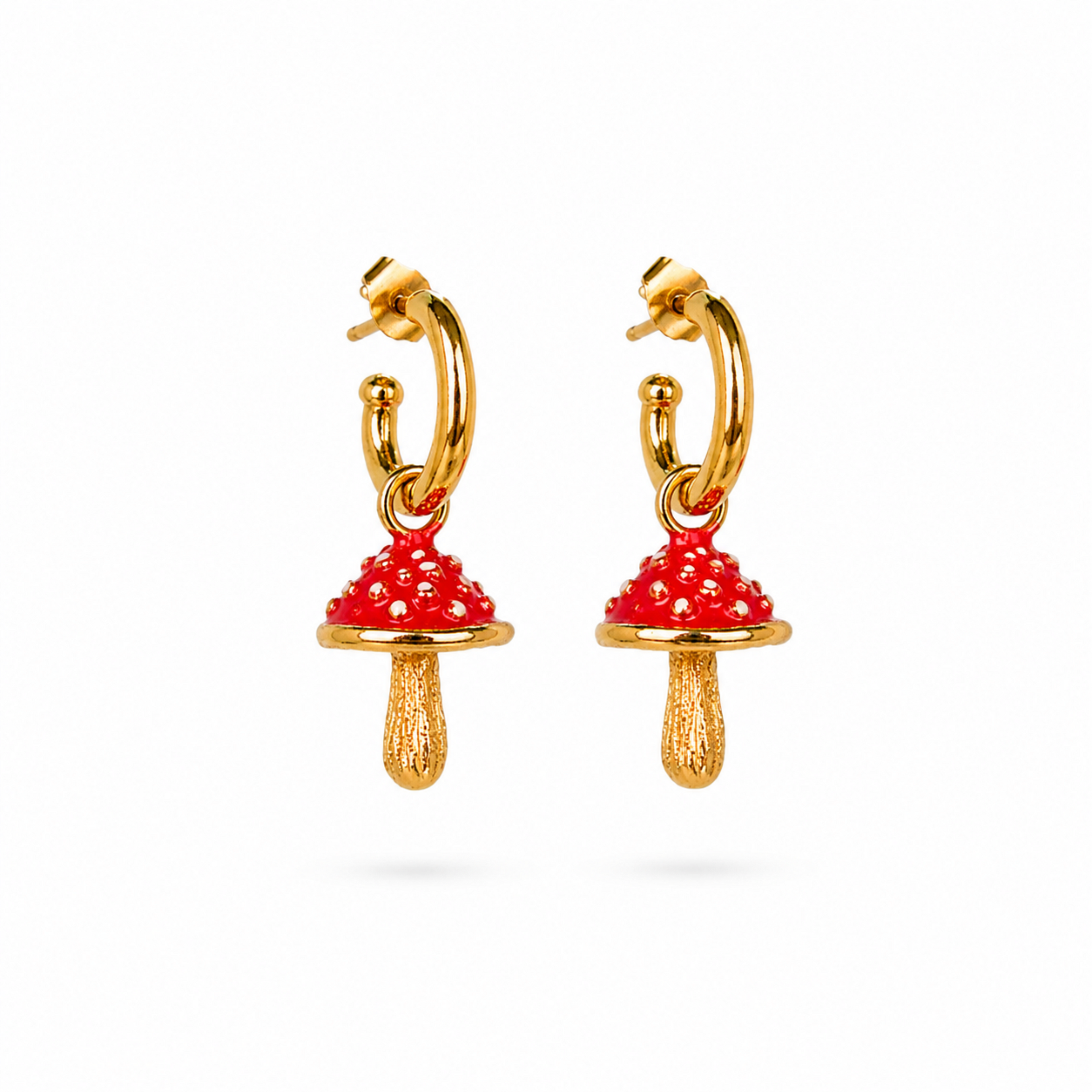 Candonga de bronce con baño de oro de 24K y dije de hongo esmaltado en rojo de Polen wear