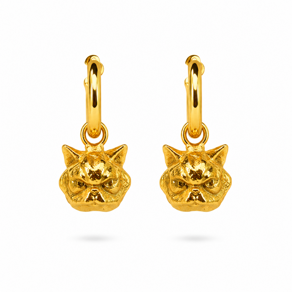 Candongas medianas de bronce con baño de oro de 24K y dijes de gato persa de Polen wear