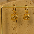 Candongas medianas de bronce con baño de oro de 24K y dijes de gato persa de Polen wear