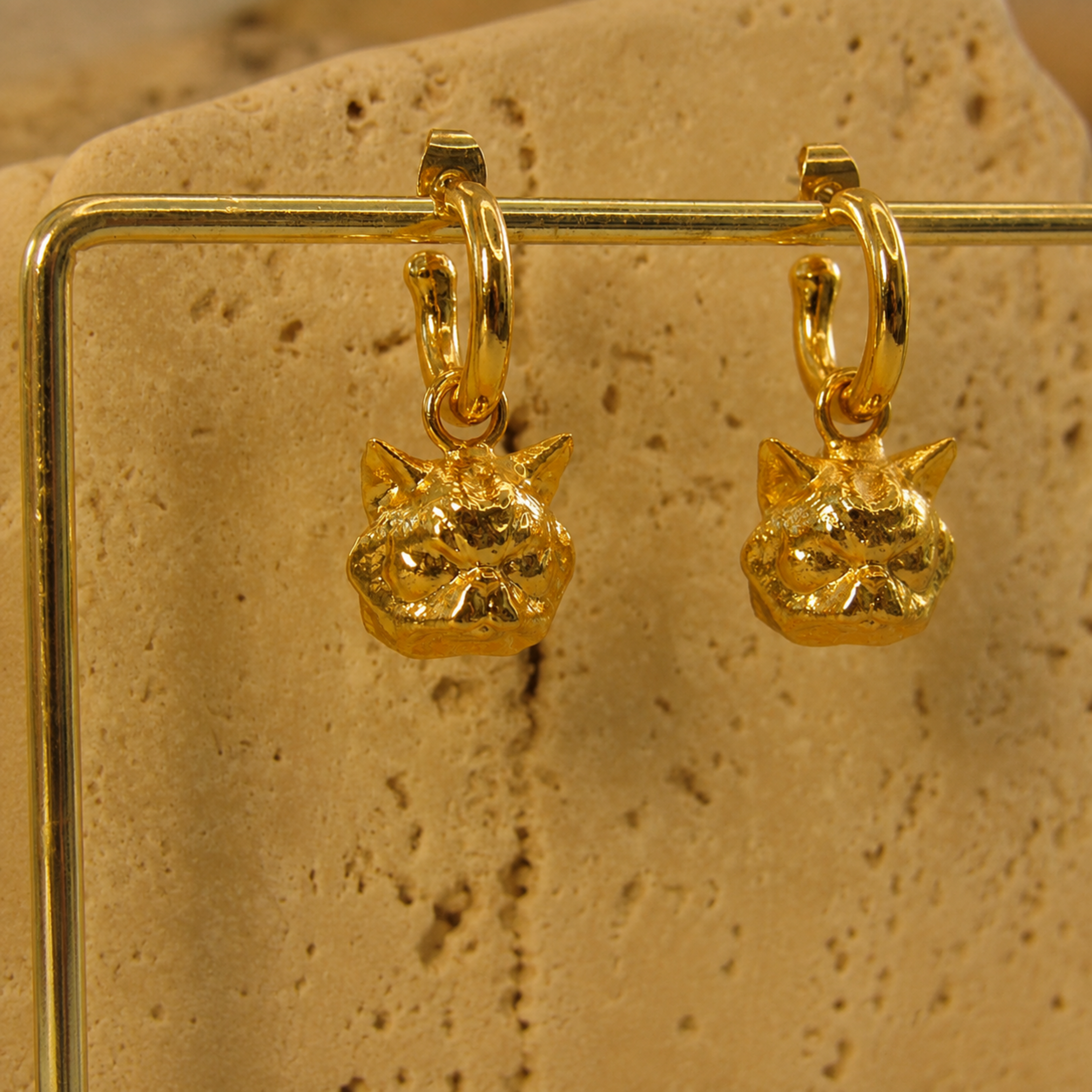 Candongas medianas de bronce con baño de oro de 24K y dijes de gato persa de Polen wear