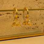 Candongas medianas en baño de oro de 24K con dijes colgantes de perro salchicha de Polen wear