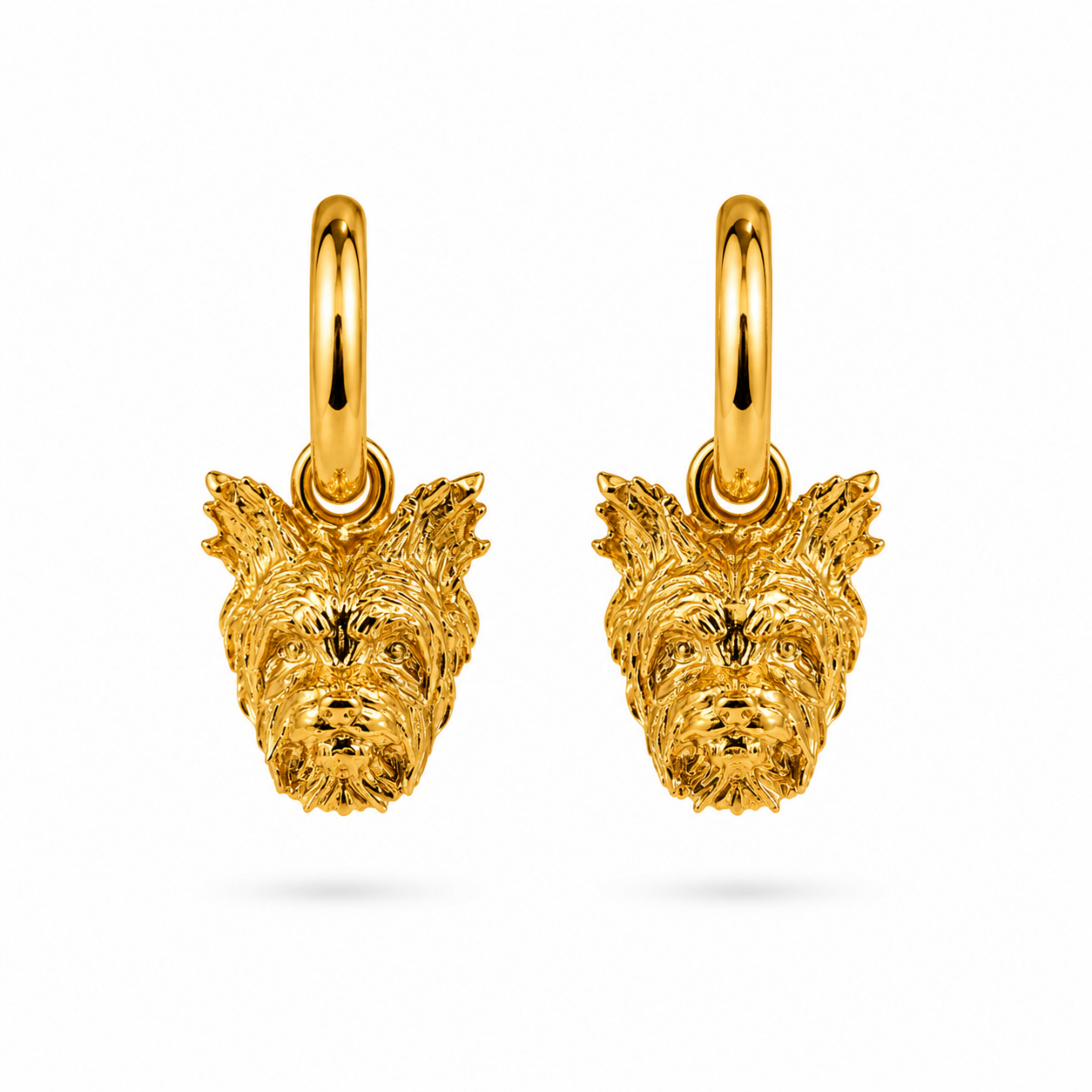 Candongas medianas en baño de oro de 24K con dijes de perro Yorkie de Polen wear