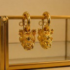 Candongas medianas en baño de oro de 24K con dijes de perro Yorkie de Polen wear