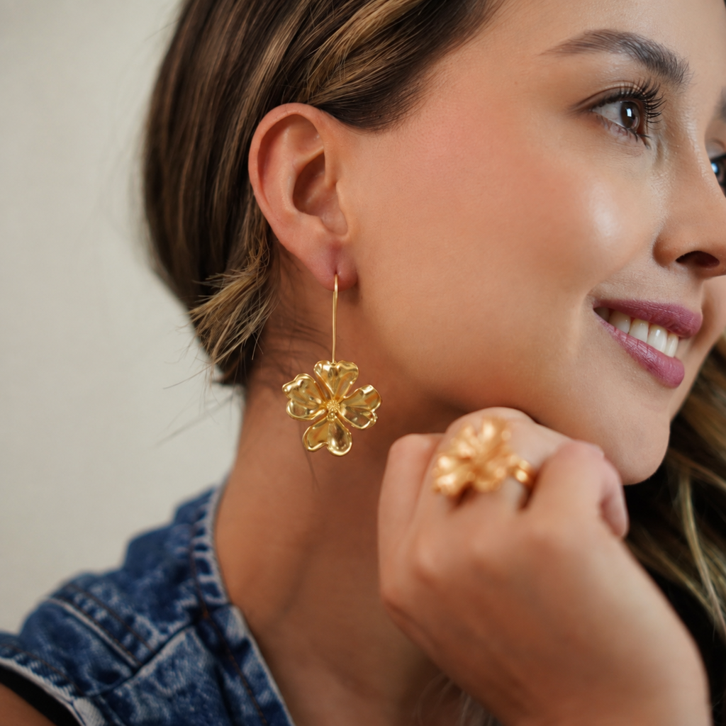 Aretes colgantes de bronce en baño de oro de 24K con forma de trébol de cuatro hojas de Polen wear