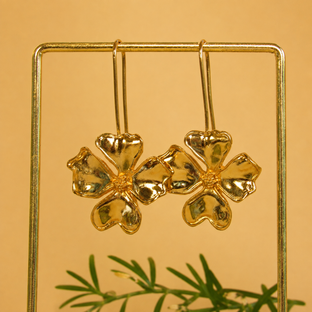 Aretes colgantes de bronce en baño de oro de 24K con forma de trébol de cuatro hojas de Polen wear