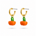 Candongas medianas con baño de oro de 24K y dijes de calabaza de Polen wear