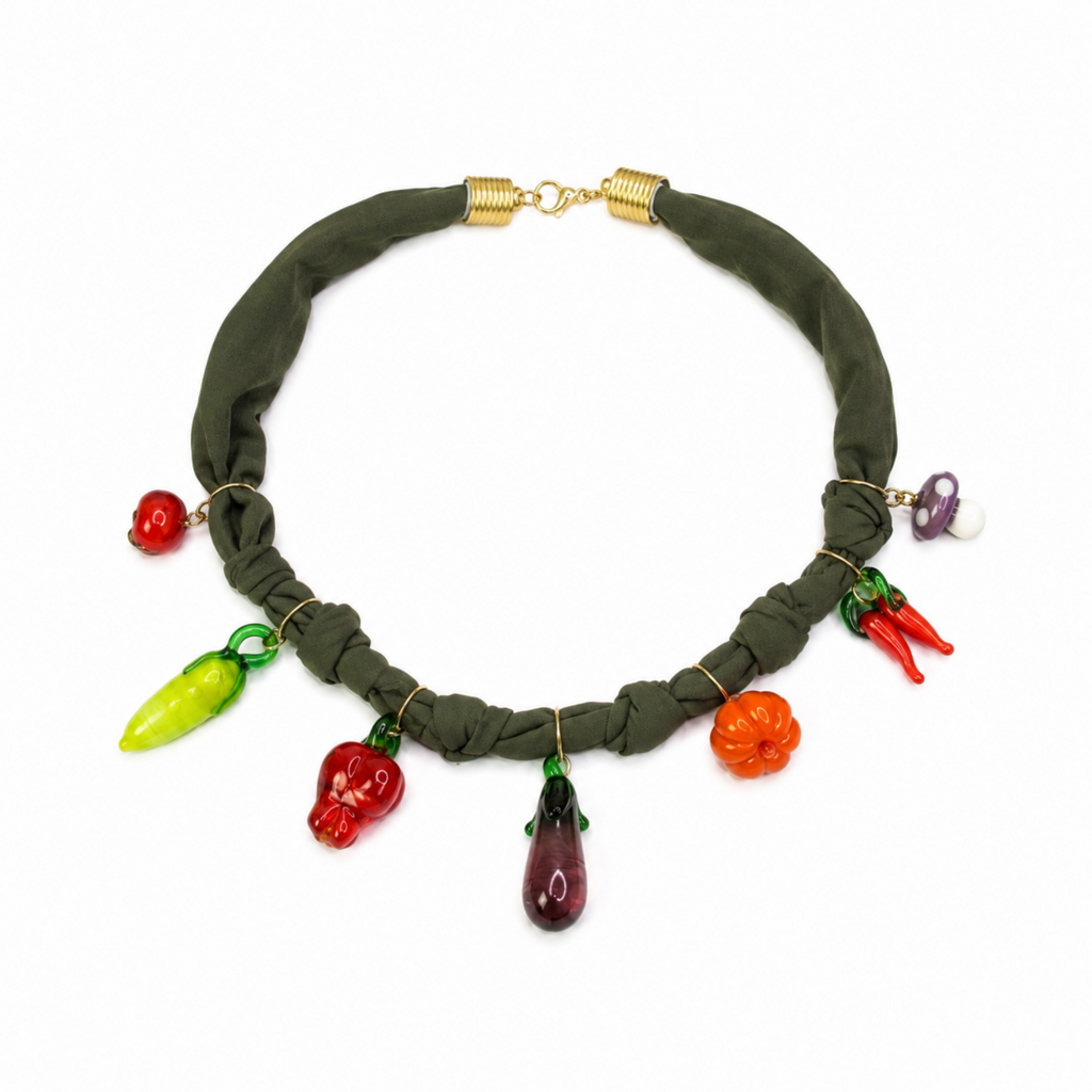 Collar tierra fértil multicharm.