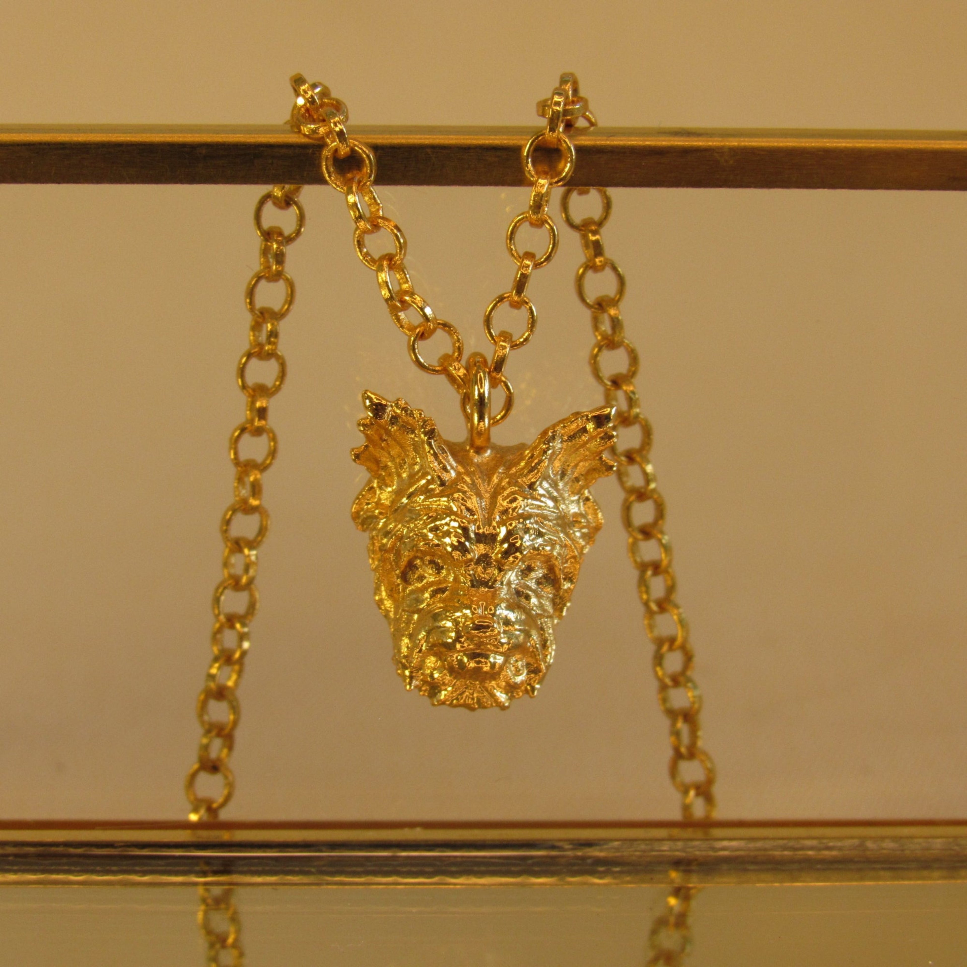 Collar perro Yorkie bronce baño de oro 24k.