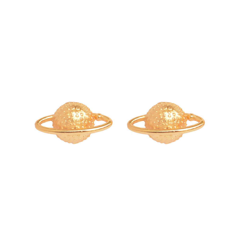Aretes tipo topo en forma del planeta Saturno con acabado dorado en baño de oro de 24K.