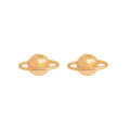 Aretes tipo topo en forma del planeta Saturno con acabado dorado en baño de oro de 24K.