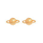 Aretes tipo topo en forma del planeta Saturno con acabado dorado en baño de oro de 24K.