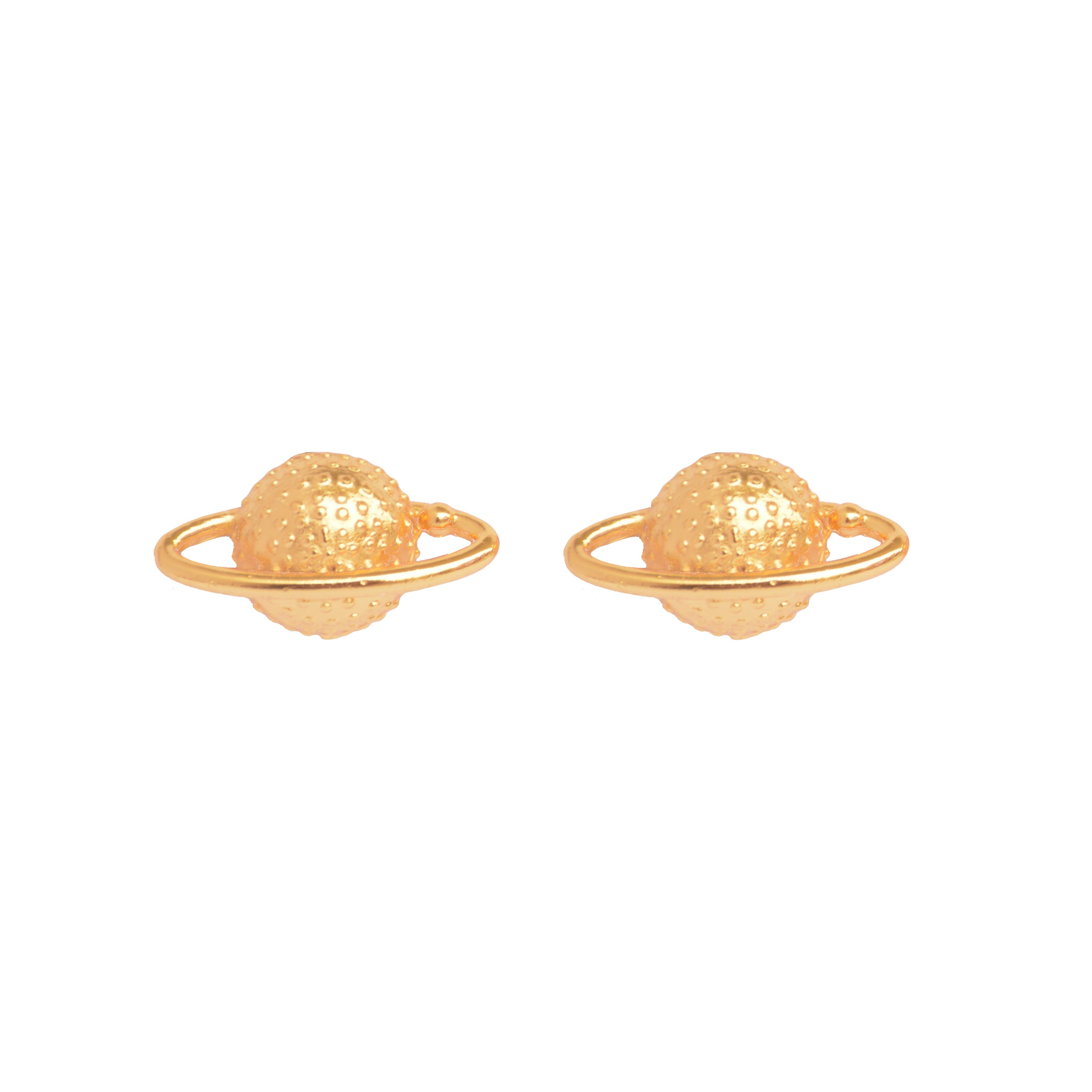 Aretes tipo topo en forma del planeta Saturno con acabado dorado en baño de oro de 24K.
